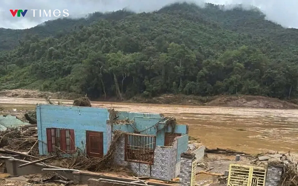 Lũ dữ đã cuốn trôi Trạm Y tế xã Mỹ Lý và trang thiết bị y tế xuống dòng sông Nậm Nơn và vùi lấp dưới bùn, đất. 