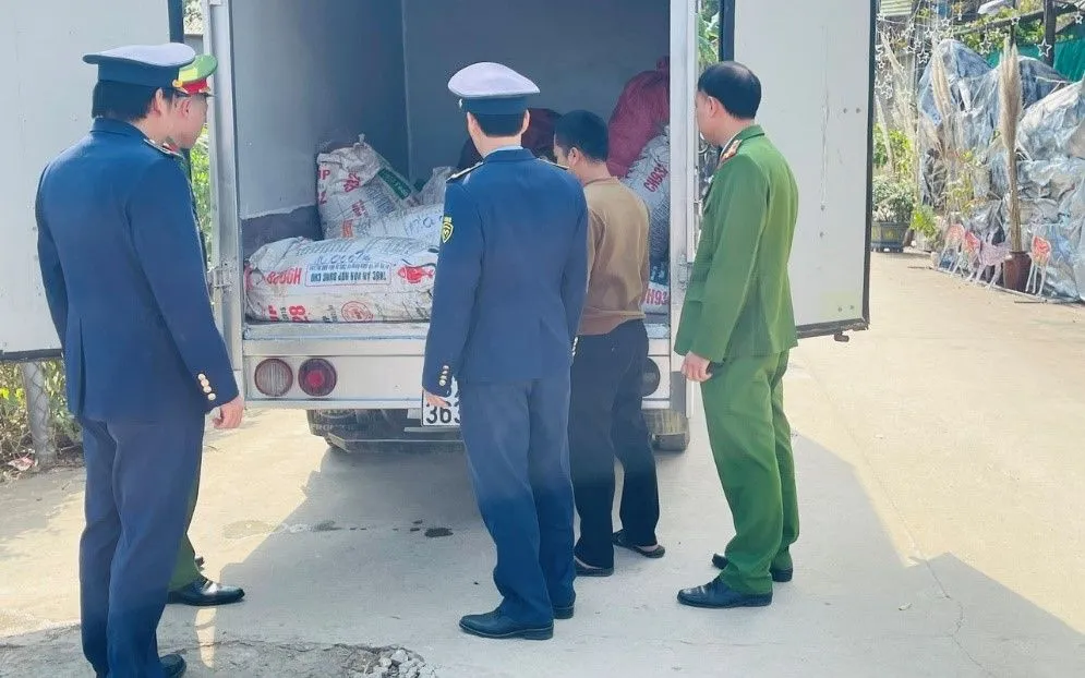 Đoàn phát hiện trong cơ sở đang tích trữ 1.000 kg da lợn được chứa đụng trong các túi ni lông.