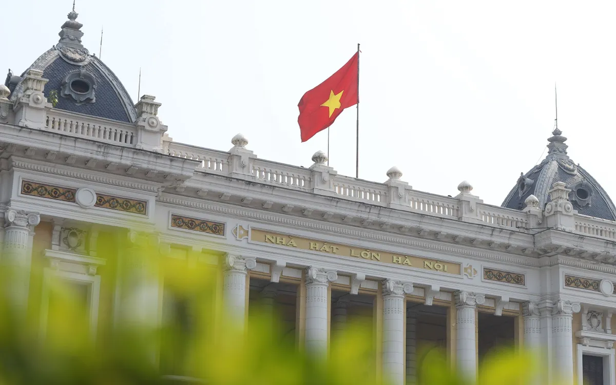 Kiến trúc cổ kính của Nhà hát Lớn thêm phần rực rỡ dưới nắng xuân và sắc đỏ quốc kỳ.