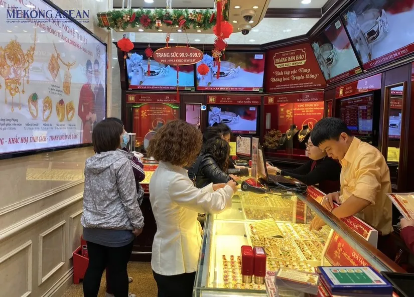 Gi&aacute; v&agrave;ng trong nước lập đỉnh mới, nhu cầu mua giảm mạnh- Ảnh 1.