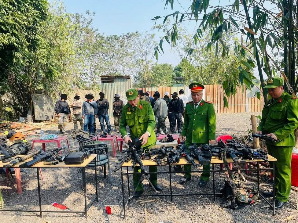 Ngăn chặn nh&oacute;m thanh ni&ecirc;n mang s&uacute;ng bắn đạn nhựa chơi &ldquo;đ&aacute;nh trận giả&rdquo; ở H&agrave; Nội - Ảnh 1.