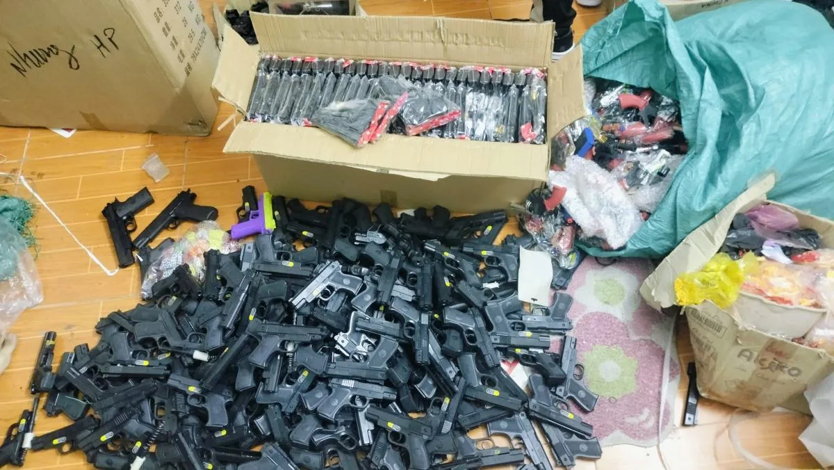 Ph&aacute;t hiện thanh ni&ecirc;n ở Hải Ph&ograve;ng rao b&aacute;n s&uacute;ng đồ chơi nguy hiểm, thu giữ 200 khẩu s&uacute;ng nhựa - Ảnh 1.