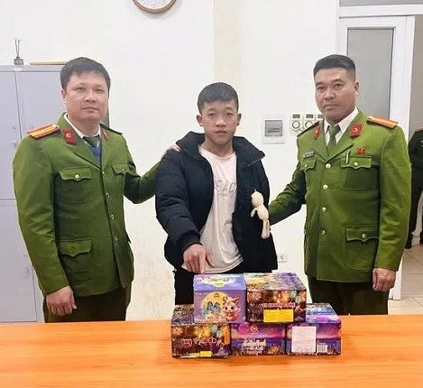 Bắt giữ đối tượng bu&ocirc;n b&aacute;n tr&aacute;i ph&eacute;p gần 8kg ph&aacute;o hoa nổ tại H&agrave; Nội- Ảnh 1.