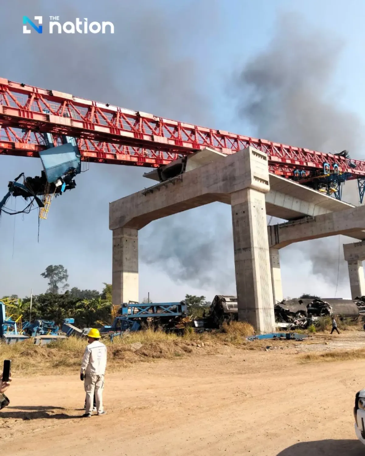 Cần cẩu rơi tr&uacute;ng đo&agrave;n t&agrave;u đang chạy tại Th&aacute;i Lan, &iacute;t nhất 22 người thiệt mạng - Ảnh 5.