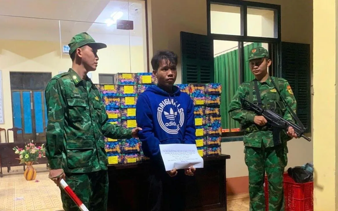 Đối tượng Lê Thành Đạt và tang vật 102kg pháo nổ bị bắt giữ. 