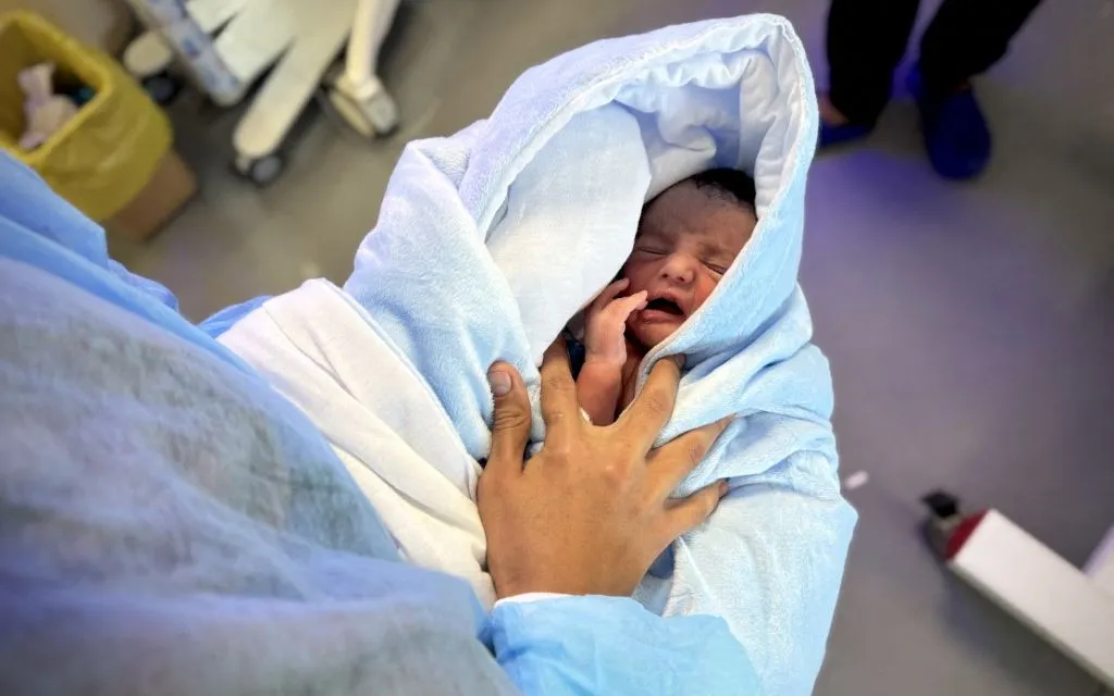 Trẻ sơ sinh được chăm sóc trong lồng ấp tại Bệnh viện Nasser, Khan Yunis, Gaza, ngày 18/12/2025, trong bối cảnh thiếu hụt nghiêm trọng trang thiết bị y tế (Ảnh: AFP)