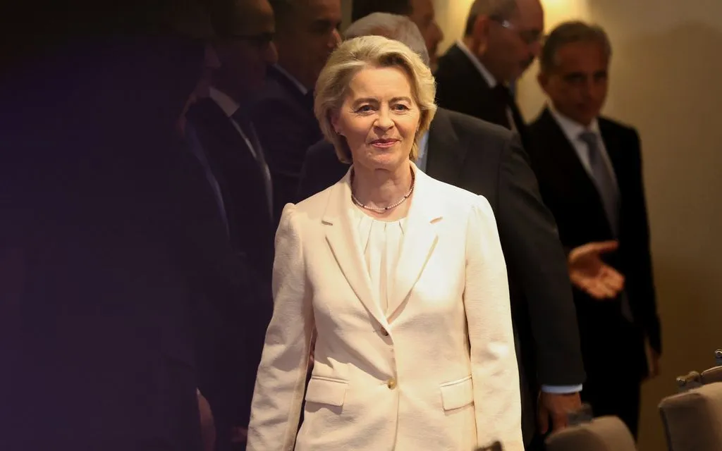 Chủ tịch Ủy ban châu Âu bà Ursula von der Leyen đến Diễn đàn Cung điện Al-Husseiniya tại Amman, Jordan, ngày 8/1/2026. (Ảnh: AP)