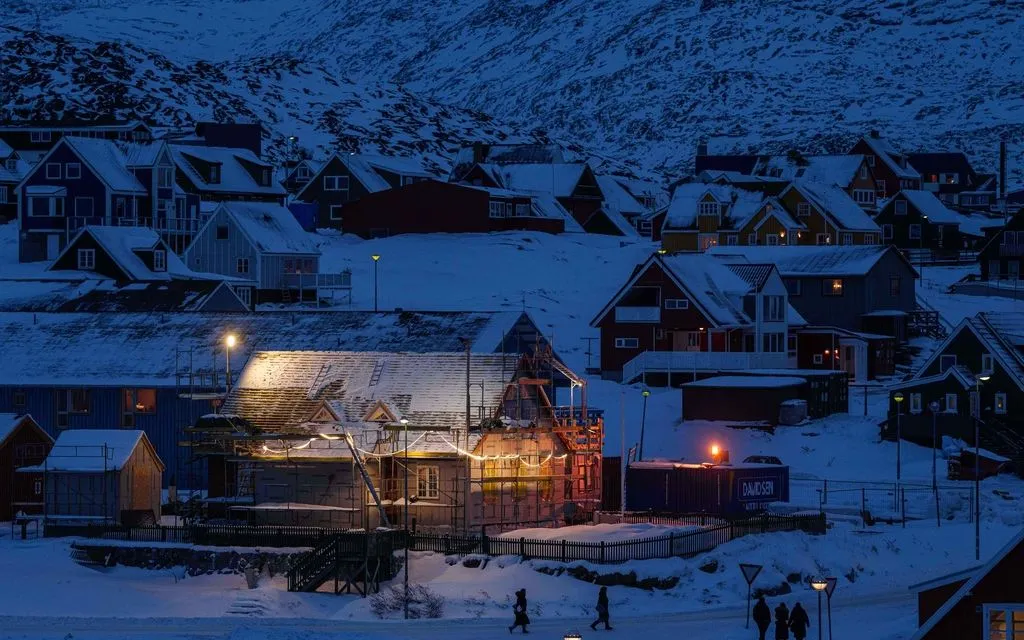 Người dân đi lại trên một con phố ở trung tâm thành phố Nuuk, Greenland, ngày 13/1/2026. (Ảnh: AP)