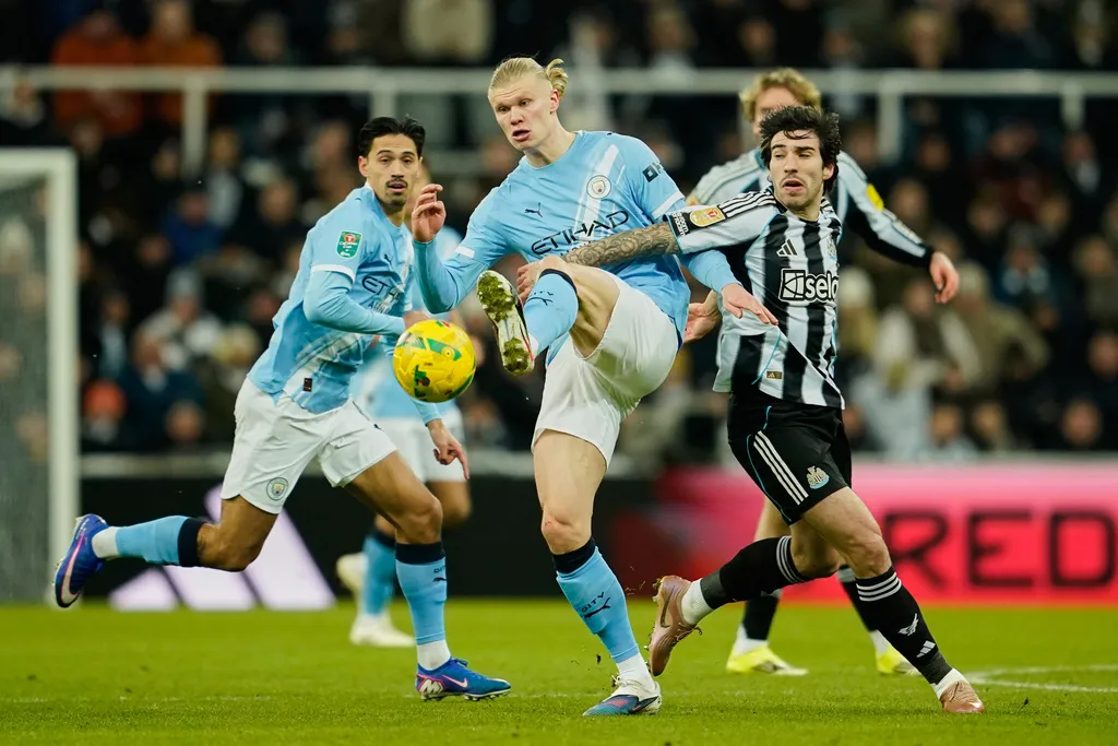 Man City thắng Newcastle 2-0, nắm lợi thế lớn ở bán kết Cup Liên đoàn- Ảnh 4.