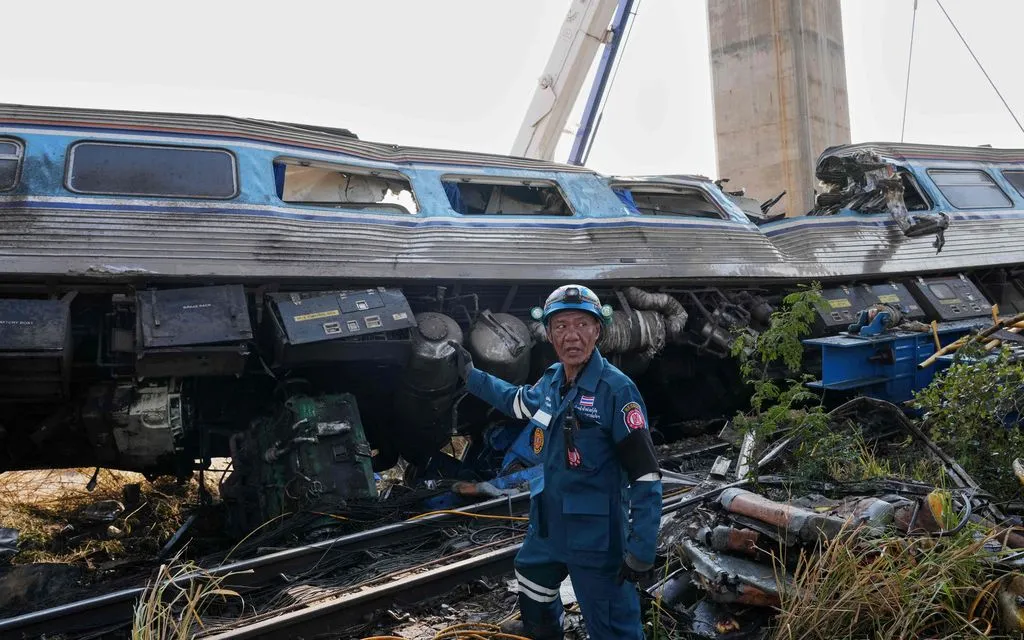 Lực lượng cứu hộ tại hiện trường vụ cần cẩu xây dựng đổ sập trúng tàu chở khách ở tỉnh Nakhon Ratchasima, Thái Lan, ngày 14/1/2026 (Ảnh: AP)