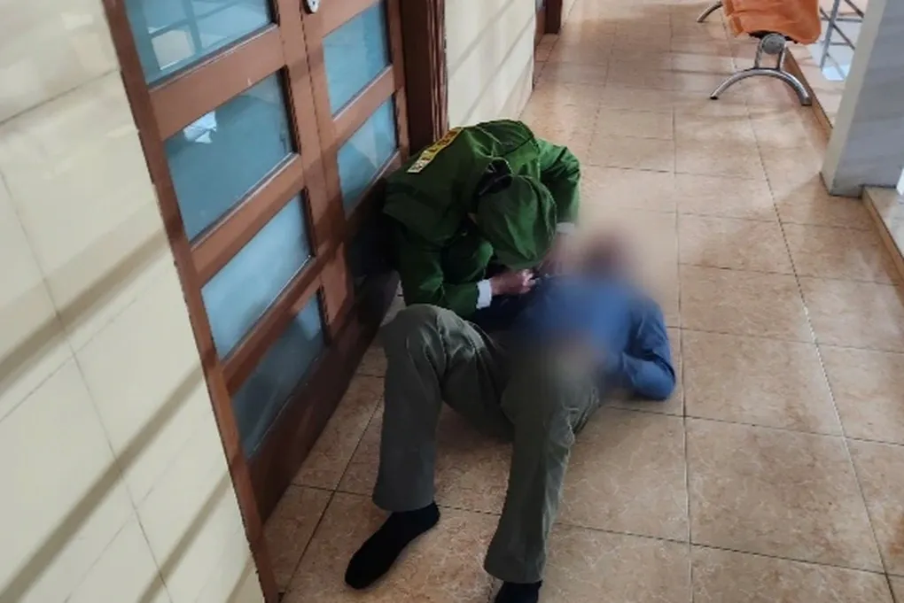 Cảnh s&aacute;t 113 Hưng Y&ecirc;n kịp thời ngăn chặn bệnh nh&acirc;n mất kiểm so&aacute;t tại bệnh viện tư nh&acirc;n- Ảnh 1.