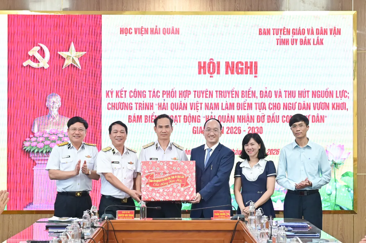 Học viện Hải qu&acirc;n v&agrave; tỉnh Đắk Lắk k&yacute; kết phối hợp tuy&ecirc;n truyền biển, đảo giai đoạn 2026 &ndash; 2030 - Ảnh 2.