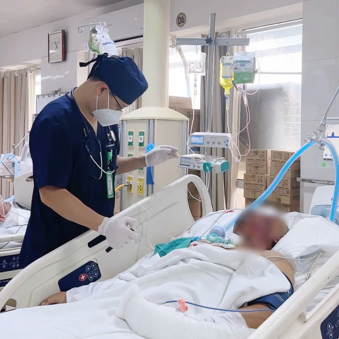 Li&ecirc;n tiếp ca cấp cứu nghi&ecirc;m trọng v&igrave; ph&aacute;o nổ, c&oacute; bệnh nhi 15 tuổi- Ảnh 2.