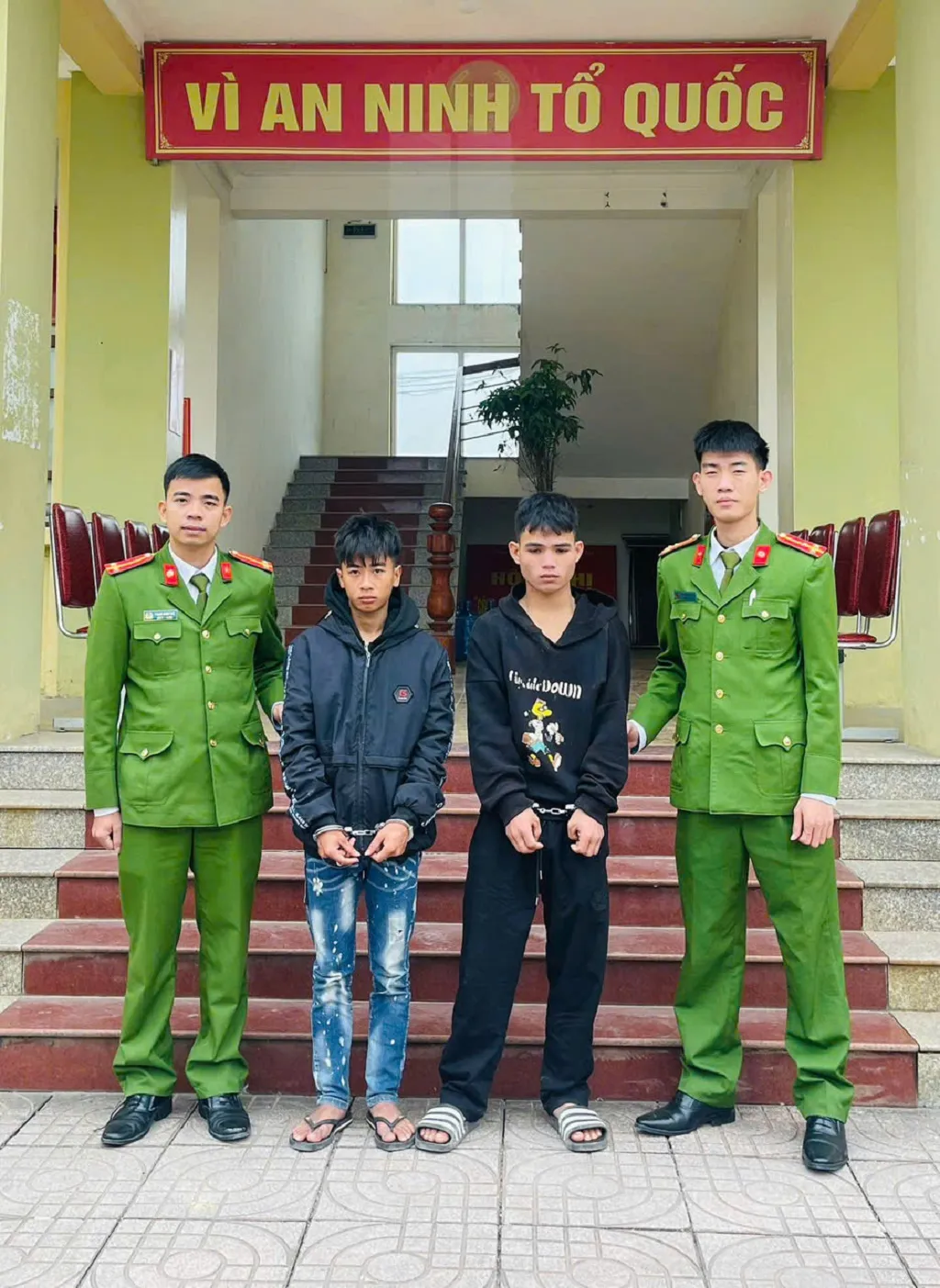 Khởi tố 2 thanh ni&ecirc;n trộm cắp tiền c&ocirc;ng đức tại đền ở Nghệ An - Ảnh 1.