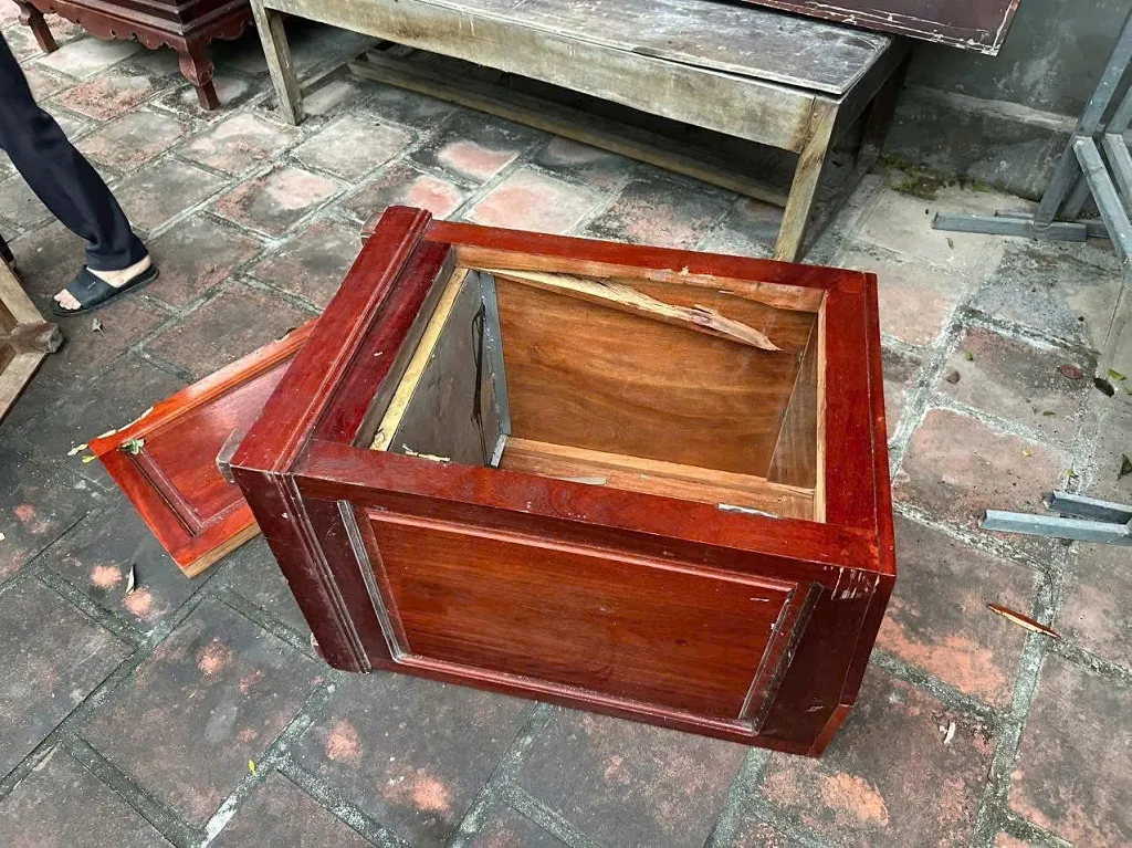 Khởi tố 2 thanh ni&ecirc;n trộm cắp tiền c&ocirc;ng đức tại đền ở Nghệ An - Ảnh 2.