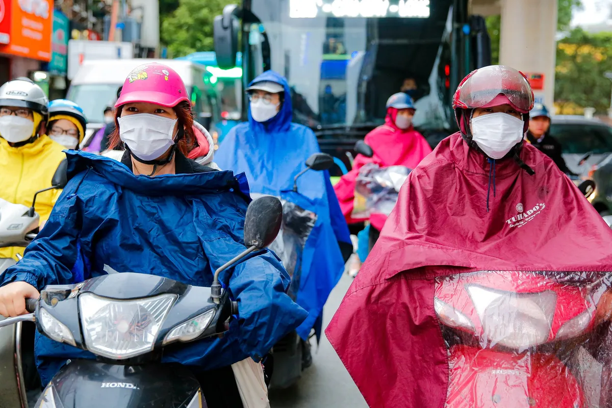 Kh&ocirc;ng kh&iacute; lạnh mạnh tr&agrave;n về, H&agrave; Nội c&oacute; mưa r&eacute;t từ chiều 20/1- Ảnh 1.