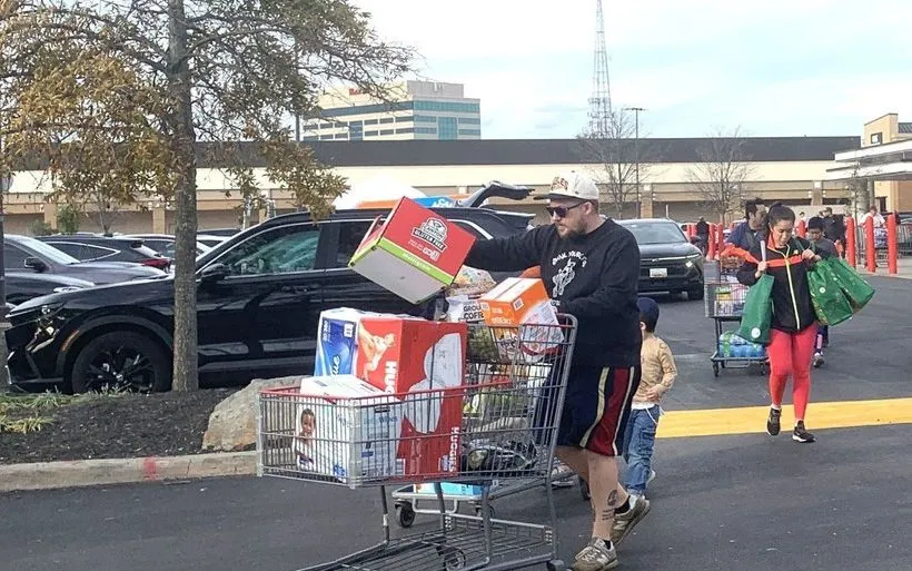 Khách hàng mua sắm tại một trung tâm thương mại ở bang Maryland. (Ảnh: Ngọc Quang/TTXVN)