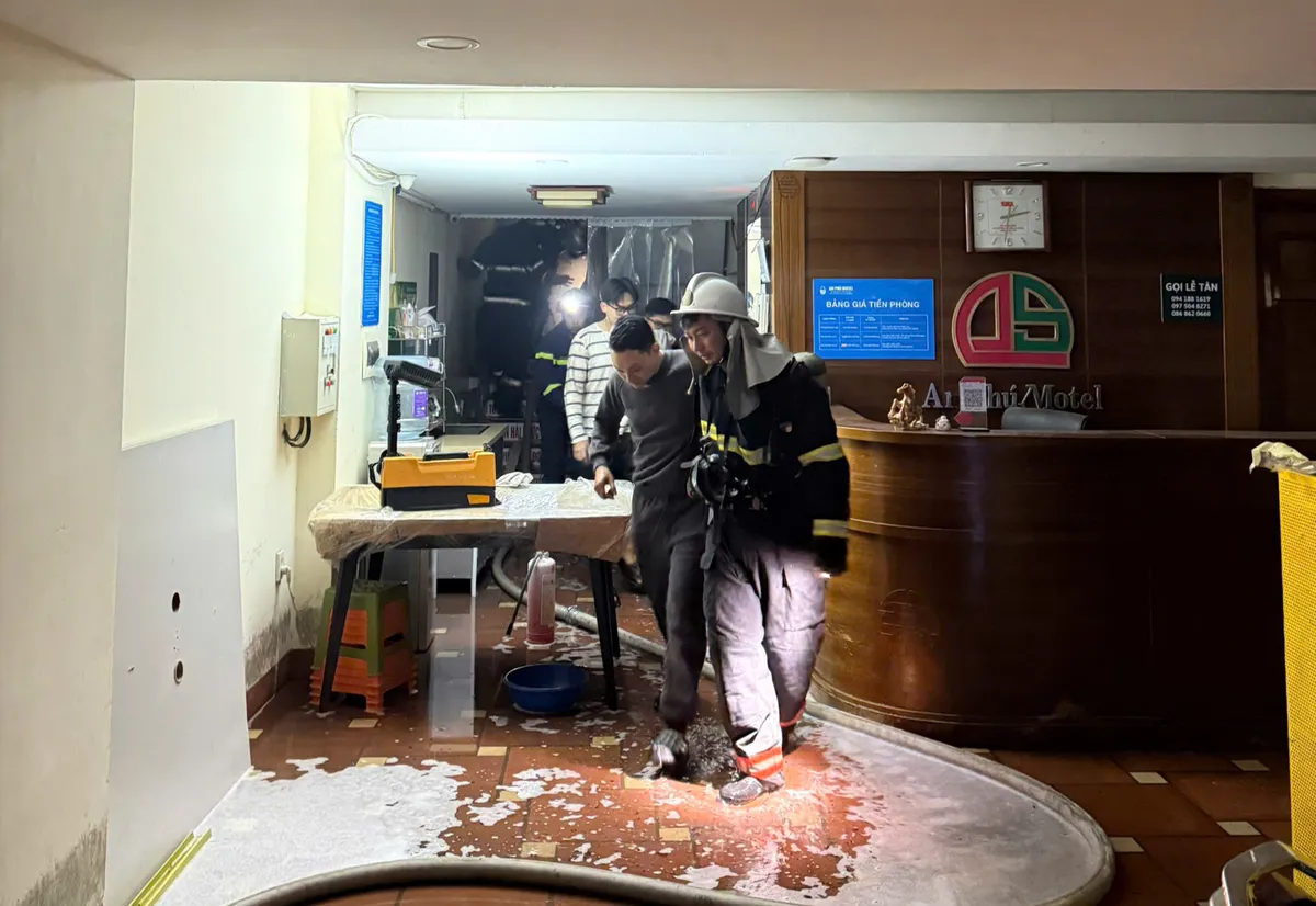 Tạm giữ nghi phạm ph&oacute;ng hỏa nh&agrave; nghỉ ở H&agrave; Nội, cảnh s&aacute;t giải cứu 7 người  - Ảnh 2.