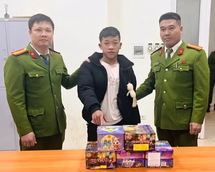 C&ocirc;ng an H&agrave; Nội li&ecirc;n tiếp ph&aacute;t hiện, bắt giữ c&aacute;c vụ bu&ocirc;n b&aacute;n ph&aacute;o nổ- Ảnh 1.