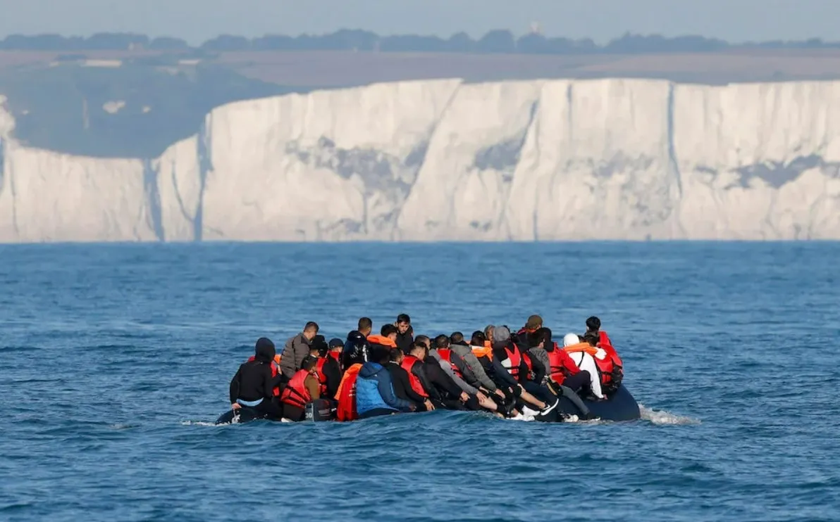 Nh&oacute;m nh&agrave; hoạt động Anh chống di cư bị cấm nhập cảnh v&agrave; lưu tr&uacute; tại Ph&aacute;p- Ảnh 1.