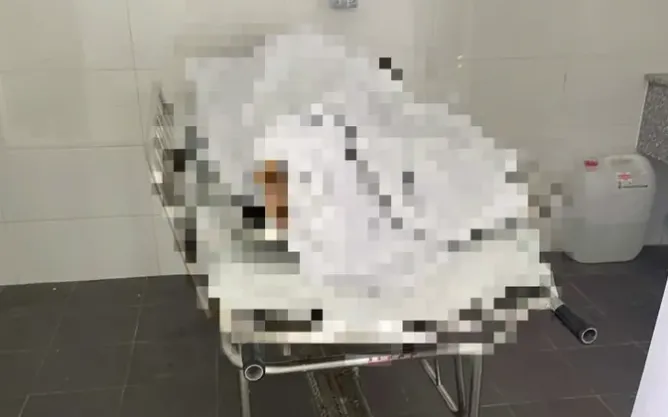 Thi thể ông C. được bảo quản tại bệnh viện. Ảnh: SGGP 