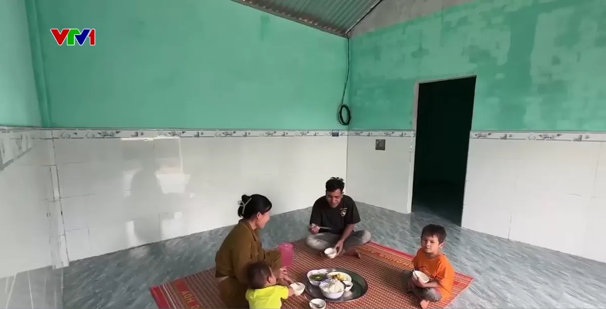 Ấm &aacute;p trong ng&ocirc;i nh&agrave; mới ở v&ugrave;ng lũ Quảng Ng&atilde;i - Ảnh 2.