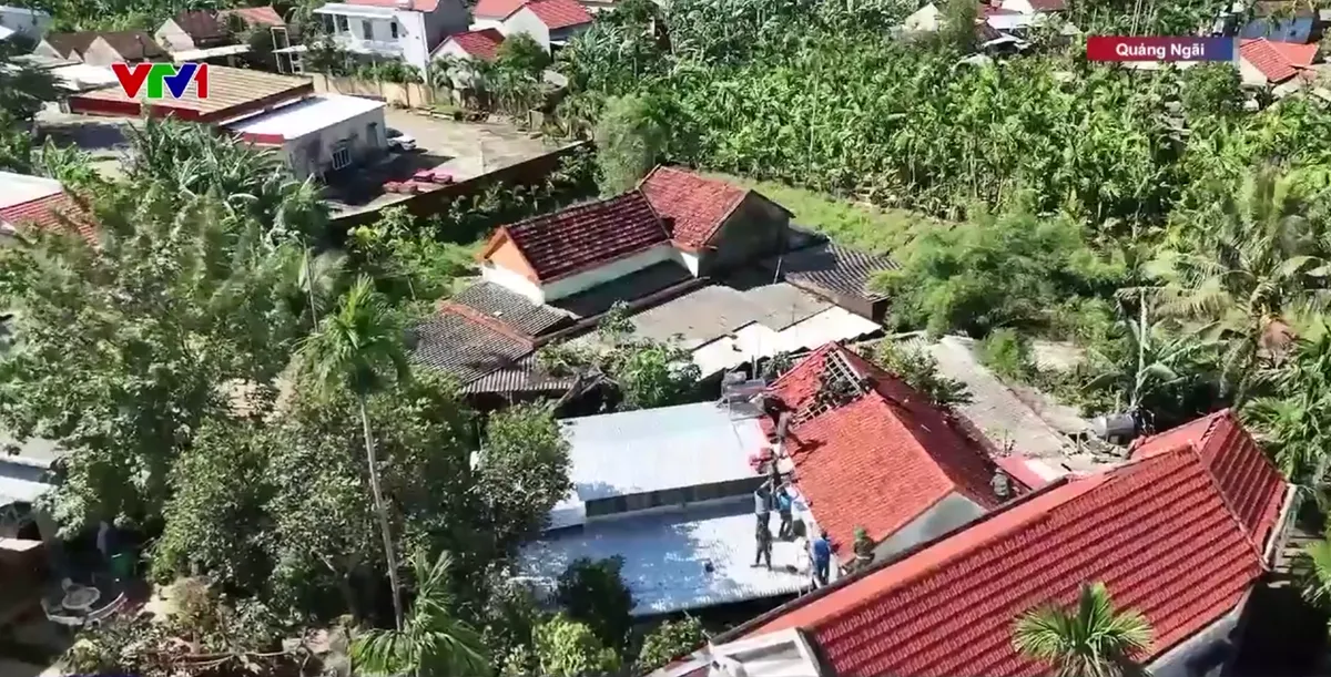 Ấm &aacute;p trong ng&ocirc;i nh&agrave; mới ở v&ugrave;ng lũ Quảng Ng&atilde;i - Ảnh 1.