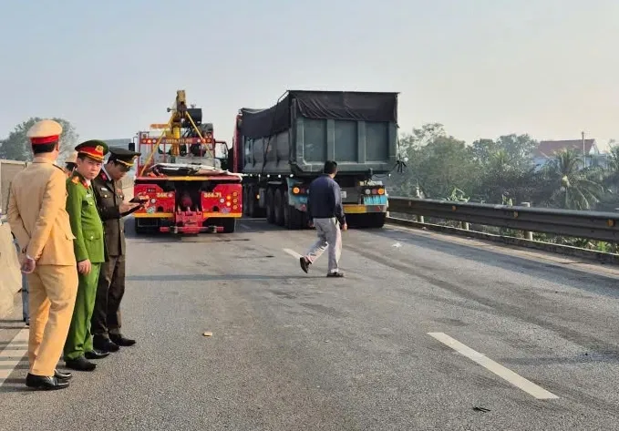 Va chạm li&ecirc;n ho&agrave;n giữa nhiều &ocirc; t&ocirc; tr&ecirc;n cao tốc Ph&aacute;p V&acirc;n &ndash; Nghi Sơn, 4 người thiệt mạng - Ảnh 1.