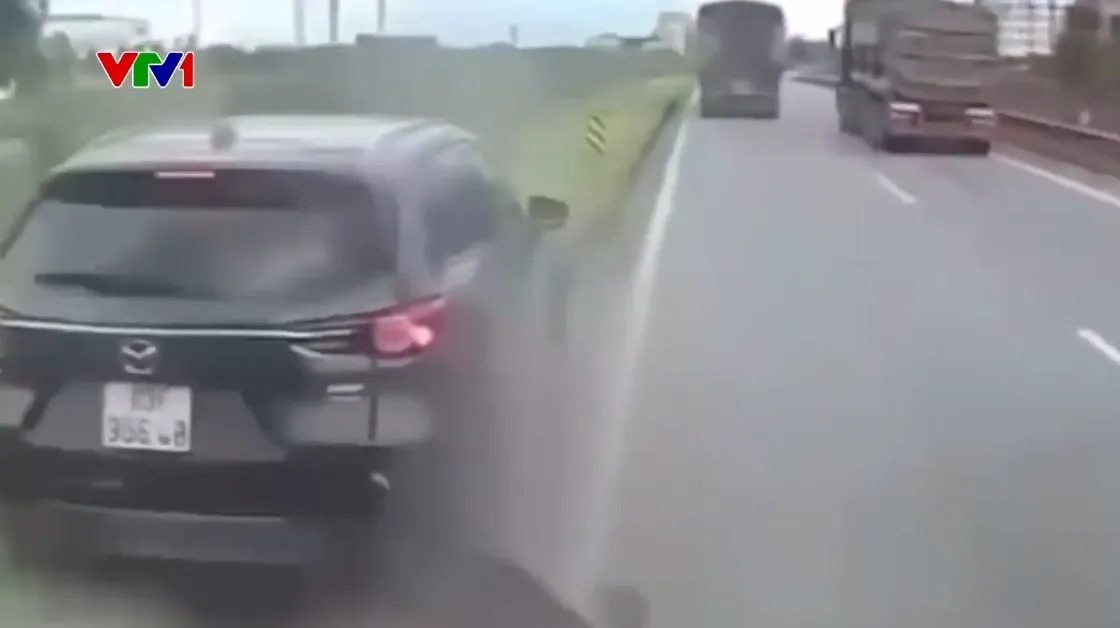 Chuyển l&agrave;n ẩu, xe con bị xe lớn đ&acirc;m hất văng - Ảnh 1.