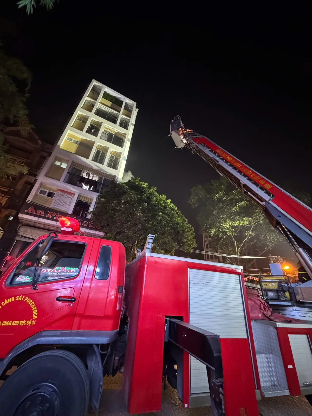 Tạm giữ nghi phạm ph&oacute;ng hỏa nh&agrave; nghỉ ở H&agrave; Nội, cảnh s&aacute;t giải cứu 7 người  - Ảnh 1.