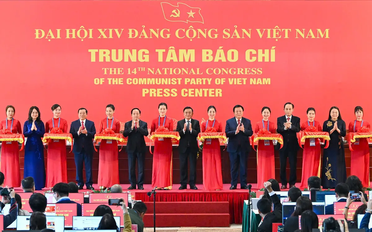 Các đại biểu thực hiện nghi thức khai trương Trung tâm Báo chí Đại hội XIV của Đảng. Ảnh: Duy Linh