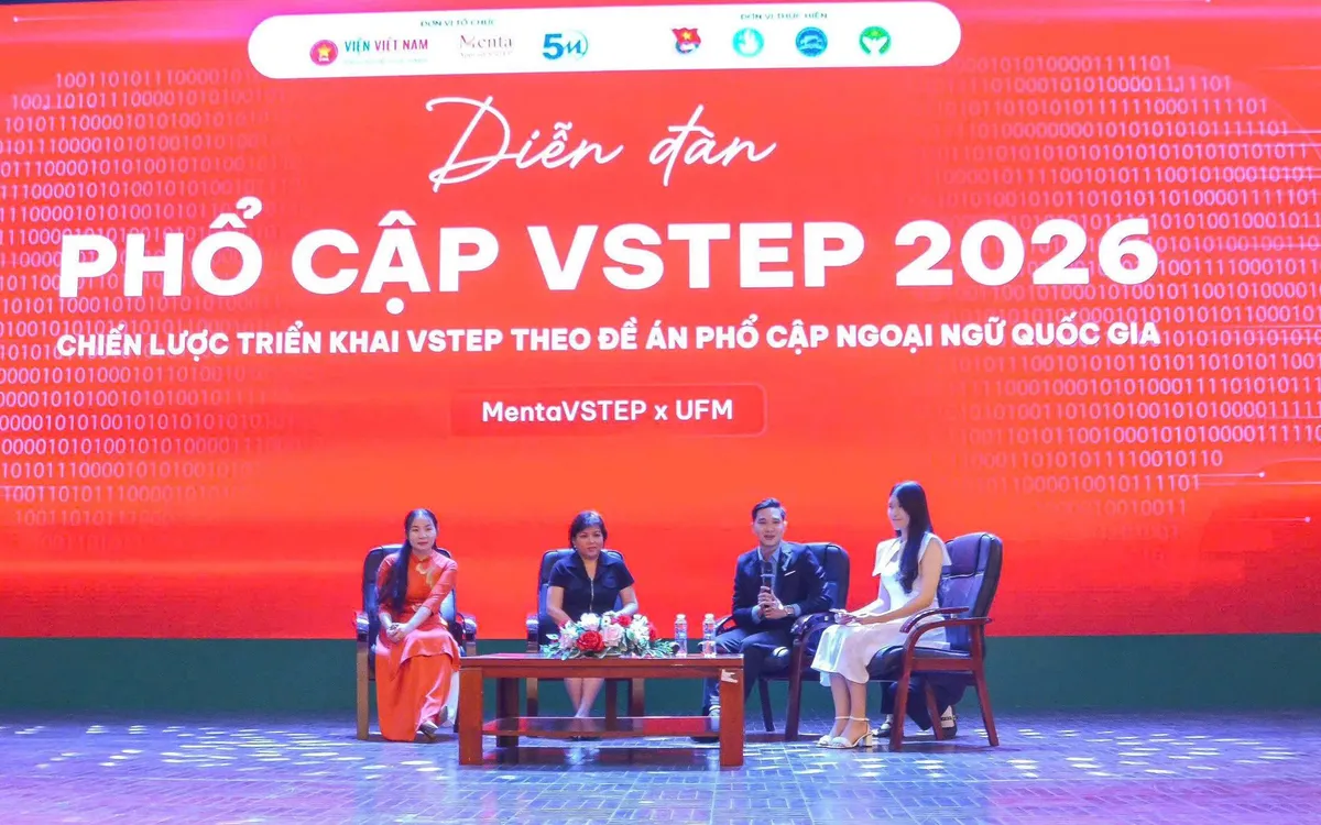 Các giám khảo tham gia phiên thảo luận và giải đáp thắc mắc VSTEP cho sinh viên.