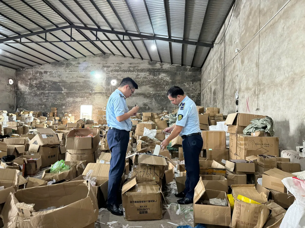 Ph&oacute; thủ tướng y&ecirc;u cầu tăng mức phạt bu&ocirc;n lậu, gian lận thương mại v&agrave; h&agrave;ng giả- Ảnh 1.