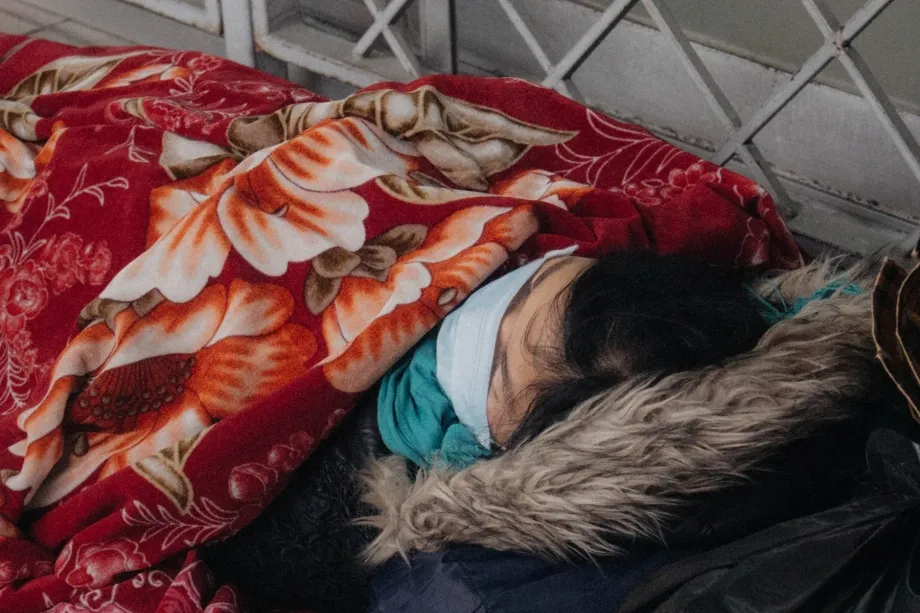 Ngủ v&ugrave;i b&ecirc;n h&agrave;nh lang bệnh viện giữa gi&aacute; r&eacute;t Thủ đ&ocirc;- Ảnh 1.