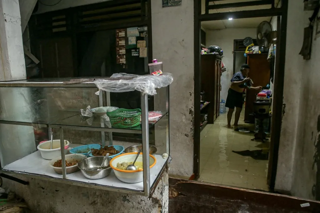 Thủ đ&ocirc; Jakarta ng&agrave;y c&agrave;ng sụt l&uacute;n nghi&ecirc;m trọng - Ảnh 1.