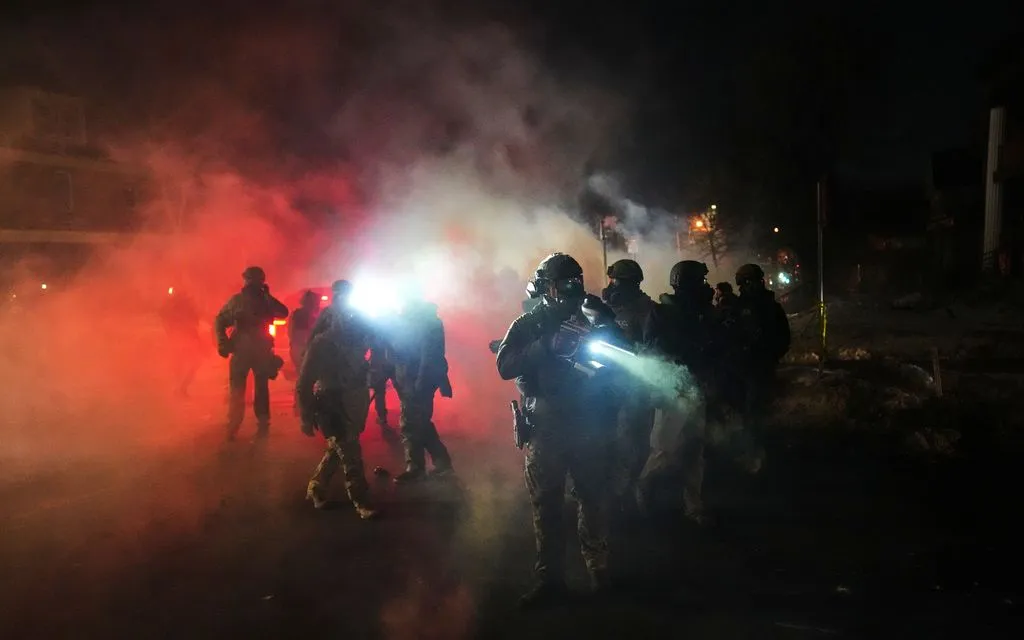 Một sĩ quan liên bang đã nổ súng bắn vào chân một người đàn ông sau khi bị tấn công bằng xẻng vào tối 14/1/2026 tại thành phố Minneapolis (Ảnh: AP)