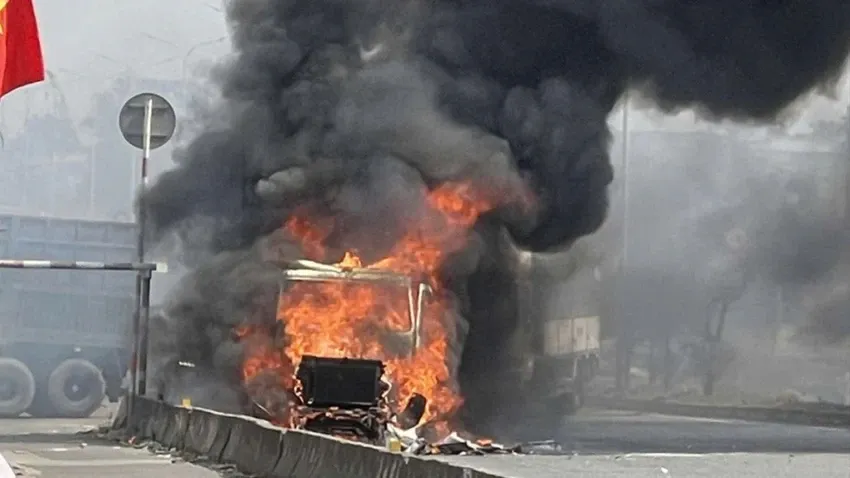 Xe container bốc ch&aacute;y ng&ugrave;n ngụt tr&ecirc;n Quốc lộ 51 - Ảnh 1.