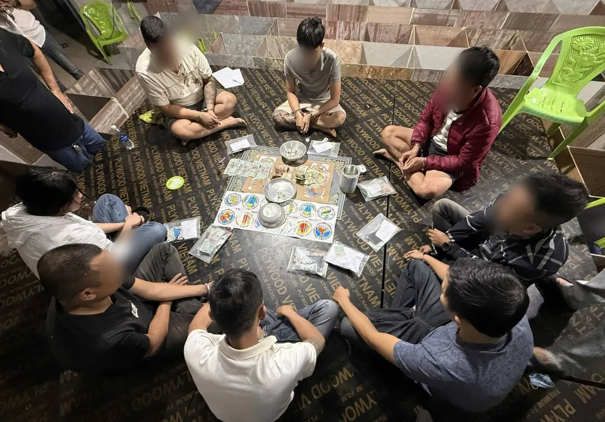 Bắt 7 đối tượng đ&aacute;nh bạc dưới h&igrave;nh thức lắc bầu cua ở Đ&agrave; Nẵng - Ảnh 1.