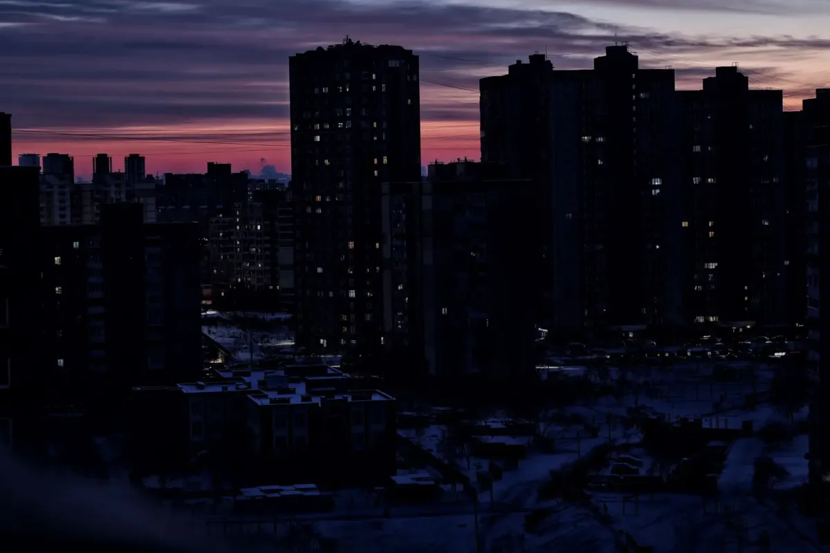 Tổng thống Zelensky ban bố t&igrave;nh trạng khẩn cấp tại Ukraine - Ảnh 1.