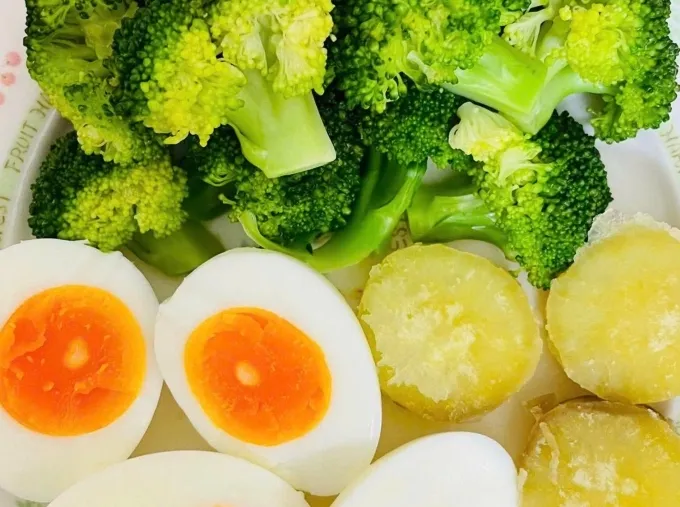 Ăn trứng l&ograve;ng đ&agrave;o: Gi&agrave;u dinh dưỡng nhưng tiềm ẩn nguy cơ kh&oacute; ti&ecirc;u v&agrave; nhiễm khuẩn- Ảnh 1.