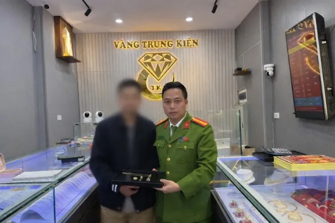 Bị thao t&uacute;ng t&acirc;m l&yacute;, nam sinh vi&ecirc;n mang v&agrave;ng đi b&aacute;n chuyển tiền cho &ldquo;c&ocirc;ng an dởm&rdquo; - Ảnh 1.