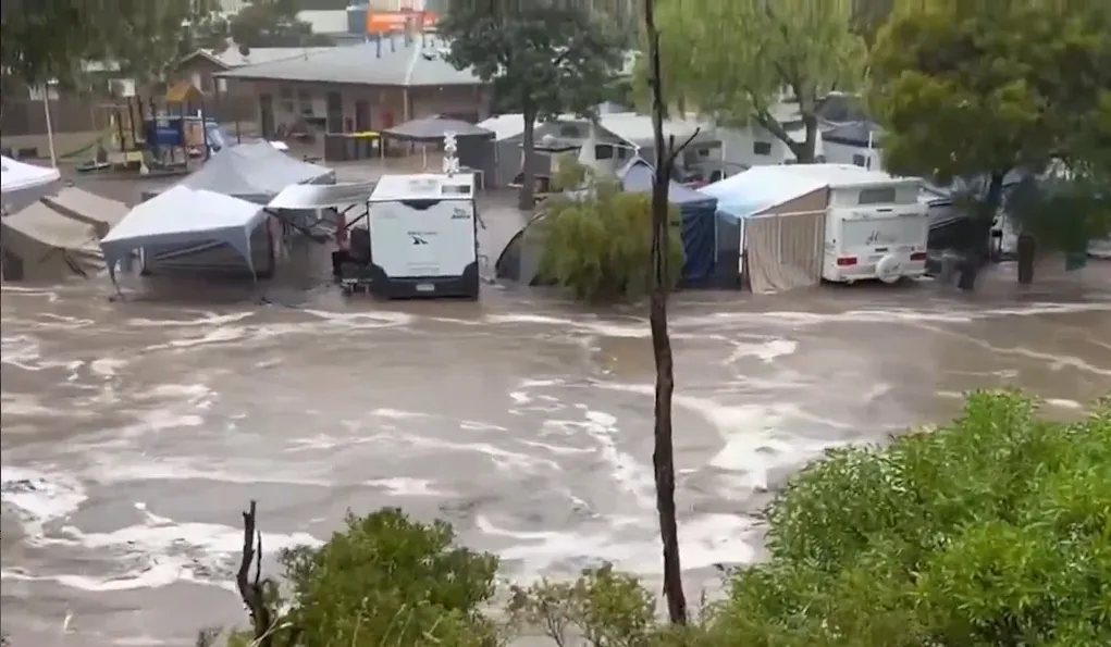 Australia ban bố t&igrave;nh trạng khẩn cấp do lũ qu&eacute;t - Ảnh 1.