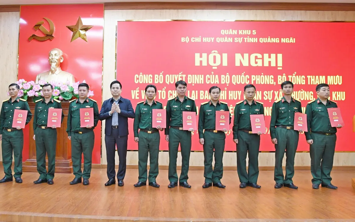 Bộ CHQS tỉnh Quảng Ngãi trao quyết định điều động, bổ nhiệm sĩ quan Quân đội giữ chức Chỉ huy trưởng 96 Ban Chỉ huy quân sự các xã, phường, đặc khu.