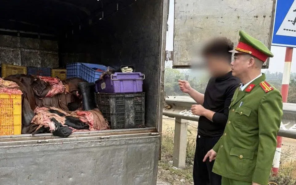 Công an tỉnh Phú Thọ phát hiện xe tải chở 1,2 tấn sản phẩm động vật không đảm bảo. 