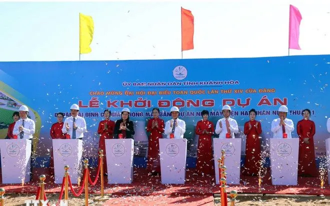 Các đại biểu thực hiện nghi thức khởi động dự án di dân tái định cư nhà máy điện hạt nhân Ninh Thuận 1. (Ảnh: Công Thử/TTXVN)