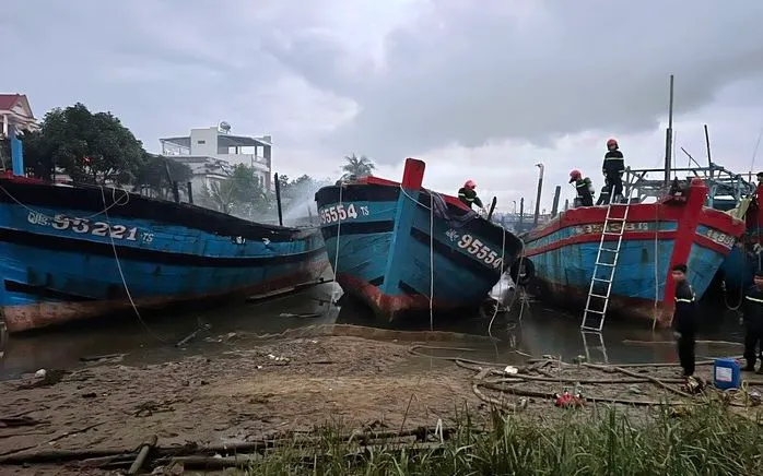 Vụ hỏa hoạn khiến 4 tàu cá bị thiệt hại nặng. Ảnh: NLĐ