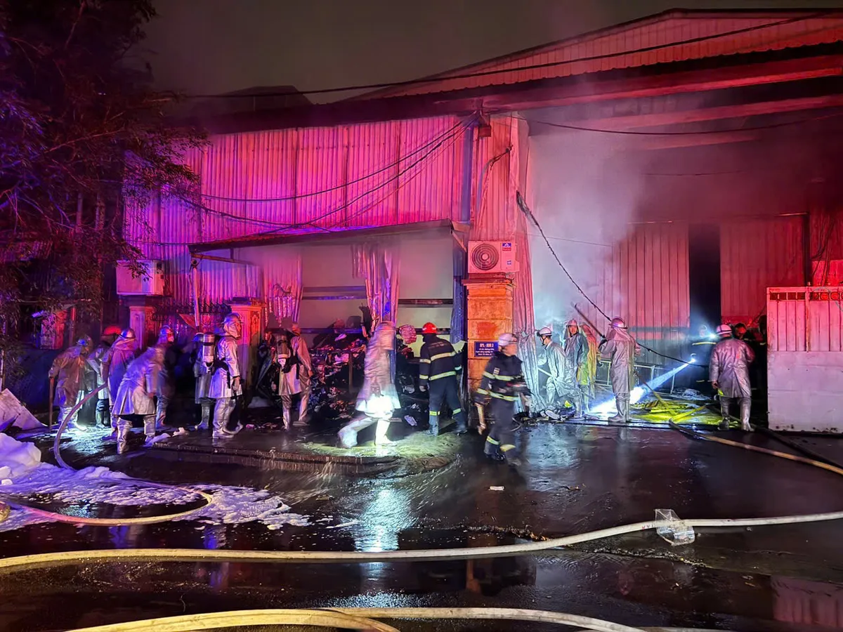 H&agrave; Nội: Kịp thời xử l&yacute; vụ ch&aacute;y kho h&agrave;ng tại cụm c&ocirc;ng nghiệp Từ Li&ecirc;m - Ảnh 1.