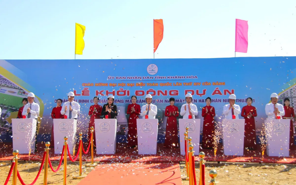 Phó Thủ tướng Bùi Thanh Sơn và các vị lãnh đạo nhấn nút, phát lệnh khởi động dự án Nhà máy điện hạt nhân Ninh Thuận thành phần 1.