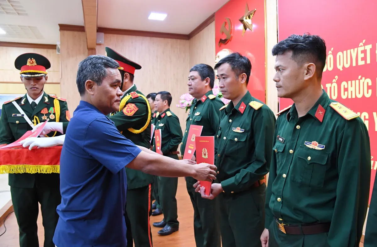 Quảng Ng&atilde;i: Bổ nhiệm sĩ quan Qu&acirc;n đội về 96 Ban chỉ huy qu&acirc;n sự x&atilde;, phường, đặc khu - Ảnh 1.