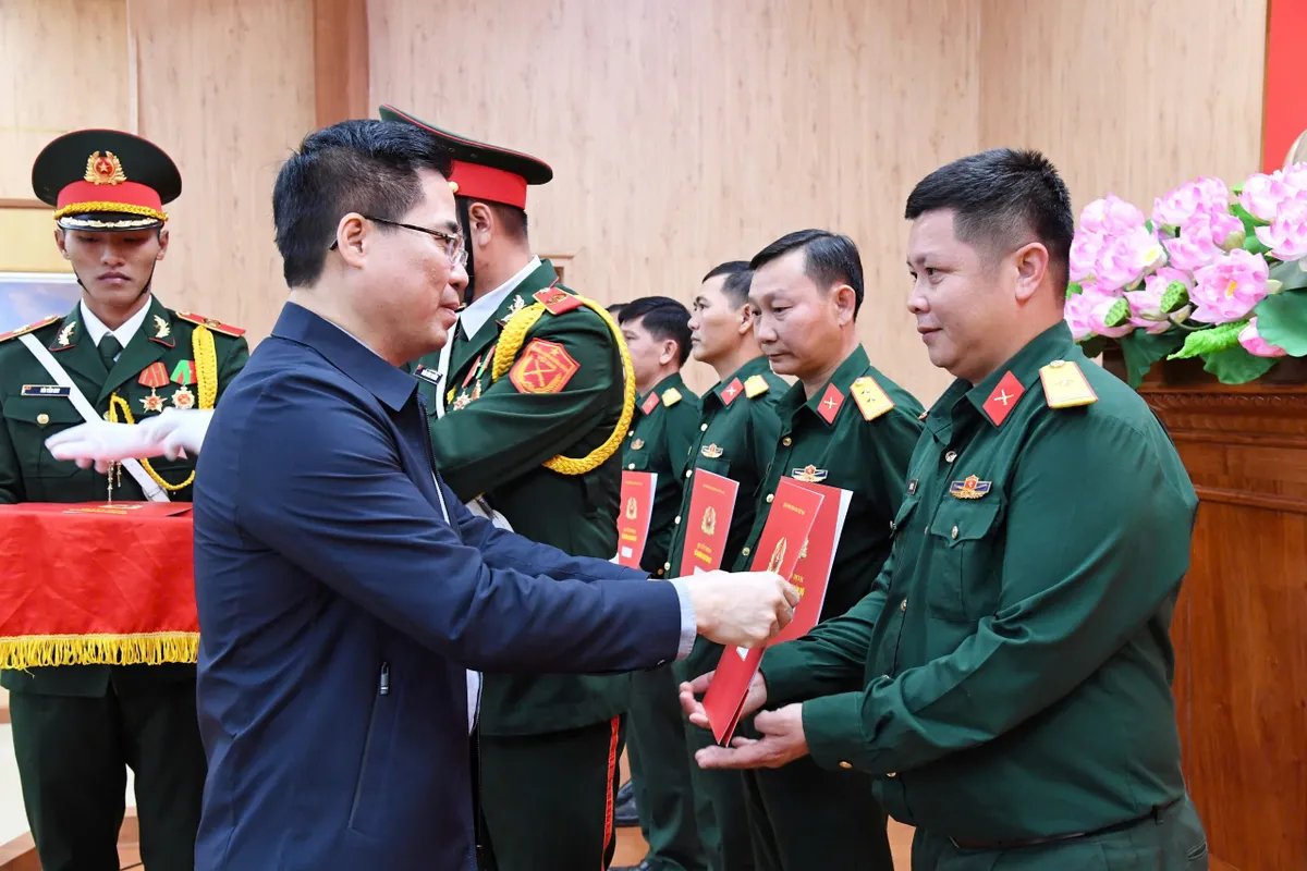 Quảng Ng&atilde;i: Bổ nhiệm sĩ quan Qu&acirc;n đội về 96 Ban chỉ huy qu&acirc;n sự x&atilde;, phường, đặc khu - Ảnh 2.